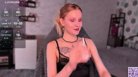 Snapshot of worldofllove chatting on 10-31-25, 09:32 Arnika and Simon online show from 10-31-25, 09:32