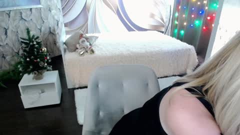 Snapshot of wow_co chatting on 12-12-24, 11:25 wow_co online show from 12-12-24, 11:25