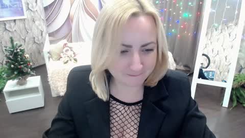 Snapshot of wow_co chatting on 12-17-24, 02:00 wow_co online show from 12-17-24, 02:00