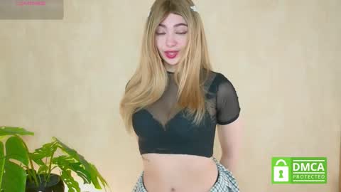 Snapshot of wowsisi chatting on 11-21-25, 08:57 Emily online show from 11-21-25, 08:57