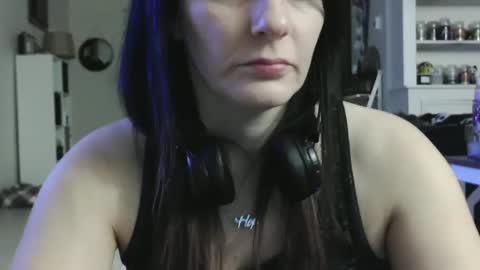 Snapshot of wrenleigh chatting on 12-22-24, 09:11 Crystal Lake online show from 12-22-24, 09:11