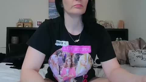 Snapshot of wrenleigh chatting on 10-11-25, 07:29 Crystal Lake online show from 10-11-25, 07:29