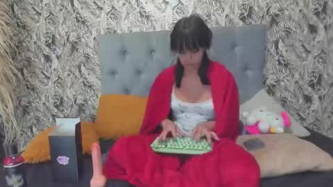 Snapshot of x_fire_vixen chatting on 01-29-25, 09:23 Veronica online show from 01-29-25, 09:23