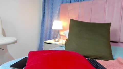 Snapshot of x_milu chatting on 01-20-25, 01:18 x_milu online show from 01-20-25, 01:18