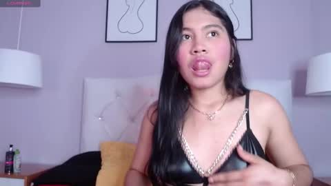 Snapshot of xaander_ chatting on 09-23-25, 03:20 aurora online show from 09-23-25, 03:20