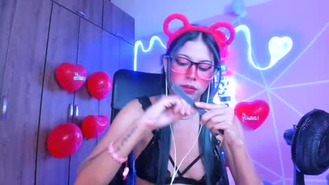 Snapshot of xallysonx_ chatting on 02-15-25, 05:39 XALLYSONX online show from 02-15-25, 05:39