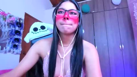 Snapshot of xallysonx_ chatting on 10-15-25, 12:05 XALLYSONX online show from 10-15-25, 12:05