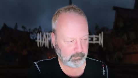 Snapshot of xarkevis chatting on 10-31-25, 10:55 X4RK3V15 online show from 10-31-25, 10:55