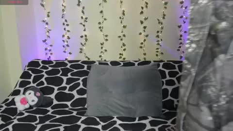 Snapshot of xemilycb chatting on 06-26-26, 12:37 online show from 06-26-26, 12:37