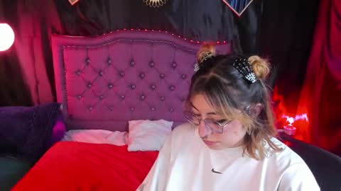 xialee and Lio online show from 01-18-25, 08:41