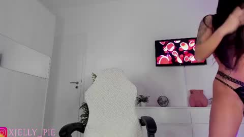 Snapshot of xjelly_piee chatting on 06-16-26, 02:09 Charisma online show from 06-16-26, 02:09
