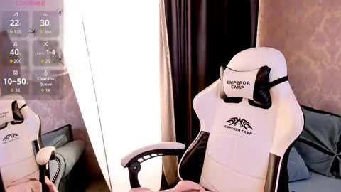 Snapshot of xlindamilfxx chatting on 10-31-25, 06:14 Linda online show from 10-31-25, 06:14