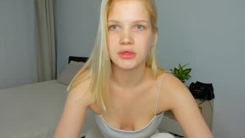 Snapshot of xloe_queen chatting on 06-23-26, 07:39 Chloe online show from 06-23-26, 07:39