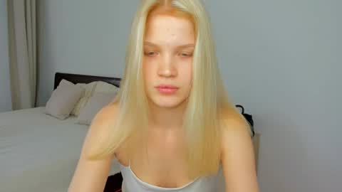 Snapshot of xloe_queen chatting on 06-24-26, 09:41 Chloe online show from 06-24-26, 09:41