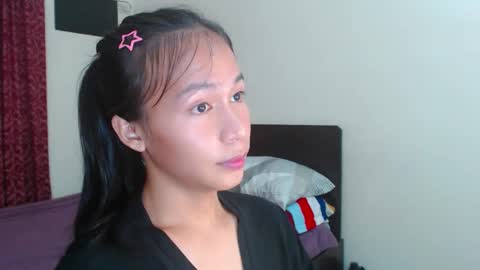 Snapshot of xlovely_destinyx chatting on 12-10-24, 01:11 Alice online show from 12-10-24, 01:11