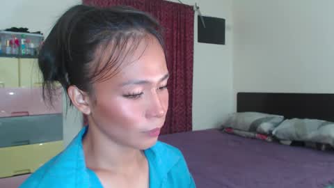 Snapshot of xlovely_destinyx chatting on 02-11-25, 02:14 Alice online show from 02-11-25, 02:14