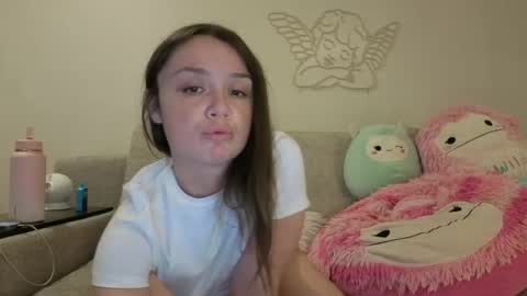Snapshot of xoxo_roseee chatting on 06-19-26, 05:01 xoxo rosee online show from 06-19-26, 05:01