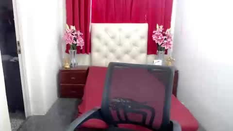 Snapshot of xsexyninedollx chatting on 02-18-25, 12:04 Cleo de nile online show from 02-18-25, 12:04