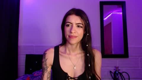 Snapshot of xx_johnson_xx chatting on 11-22-25, 04:44 VALE online show from 11-22-25, 04:44