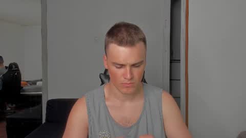 Snapshot of xx_raul_xx_ chatting on 06-30-26, 11:33 raul online show from 06-30-26, 11:33