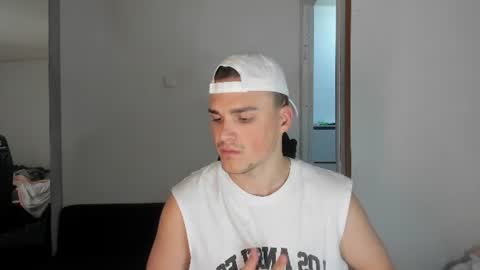 Snapshot of xx_raul_xx_ chatting on 07-08-26, 08:13 raul online show from 07-08-26, 08:13