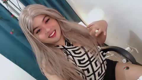 Snapshot of xxhotloyd_cummerx chatting on 06-23-26, 01:47 Loyd online show from 06-23-26, 01:47