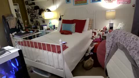 Strawberry Jane online show from 02-10-25, 03:24