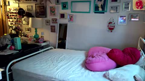 Snapshot of xxstrawberryjanexx chatting on 07-13-26, 03:42 Strawberry Jane online show from 07-13-26, 03:42