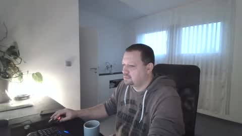 Snapshot of xxstrikerxx chatting on 01-23-25, 07:32 Eddi online show from 01-23-25, 07:32