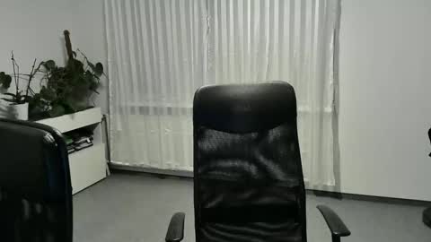 Snapshot of xxstrikerxx chatting on 10-17-25, 04:20 Eddi online show from 10-17-25, 04:20