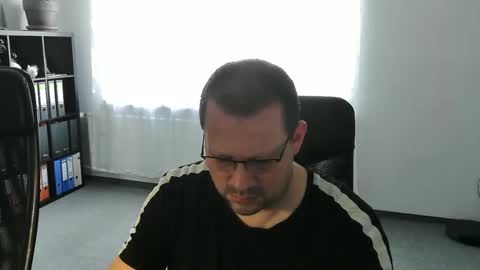 Snapshot of xxstrikerxx chatting on 12-17-25, 09:37 Eddi online show from 12-17-25, 09:37