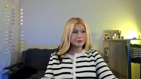 Snapshot of xxviktoryqueenxx chatting on 10-11-25, 10:19 Vi online show from 10-11-25, 10:19
