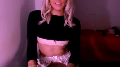 Snapshot of xxxanonymousloverxxx chatting on 10-31-25, 04:13 Chiara online show from 10-31-25, 04:13