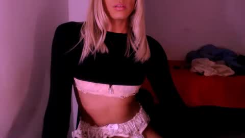 Snapshot of xxxanonymousloverxxx chatting on 11-11-25, 07:19 Chiara online show from 11-11-25, 07:19