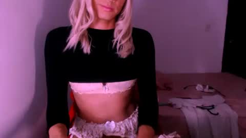 Snapshot of xxxanonymousloverxxx chatting on 11-17-25, 01:44 Chiara online show from 11-17-25, 01:44