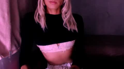 Snapshot of xxxanonymousloverxxx chatting on 06-12-26, 03:38 Chiara online show from 06-12-26, 03:38