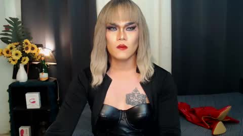 Snapshot of xyournightmarequeenx chatting on 12-16-24, 02:15 QueenMarina online show from 12-16-24, 02:15