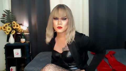 Snapshot of xyournightmarequeenx chatting on 12-17-24, 01:18 QueenMarina online show from 12-17-24, 01:18
