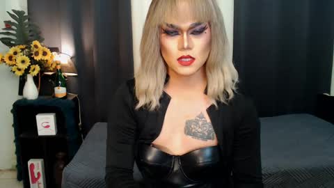Snapshot of xyournightmarequeenx chatting on 12-24-24, 11:00 QueenMarina online show from 12-24-24, 11:00