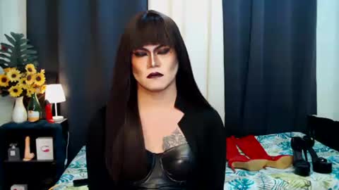 Snapshot of xyournightmarequeenx chatting on 09-29-25, 02:00 QueenMarina online show from 09-29-25, 02:00