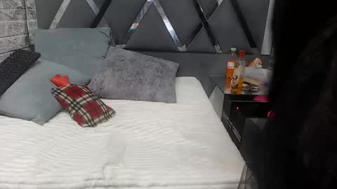 Snapshot of yanetrose chatting on 12-15-25, 03:22 yanetrose online show from 12-15-25, 03:22