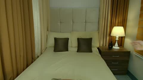 Snapshot of yanny_xoxo chatting on 02-06-25, 02:33 Allisonn online show from 02-06-25, 02:33