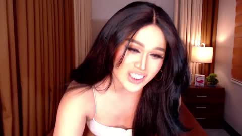 Snapshot of yanny_xoxo chatting on 03-08-25, 02:08 Allisonn online show from 03-08-25, 02:08