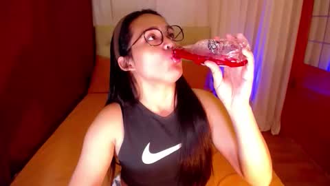 Snapshot of yanny_xoxo chatting on 09-22-25, 04:42 Allisonn online show from 09-22-25, 04:42