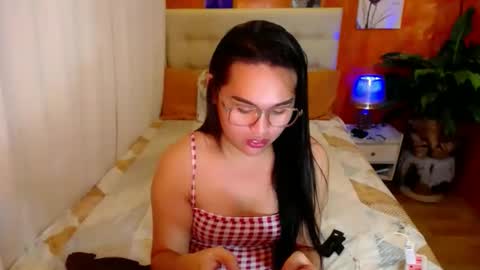 Snapshot of yanny_xoxo chatting on 12-17-25, 03:51 Allisonn online show from 12-17-25, 03:51