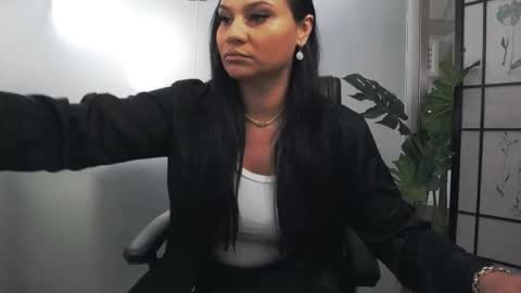 Snapshot of yaraxcox chatting on 06-17-26, 04:04 Yara online show from 06-17-26, 04:04