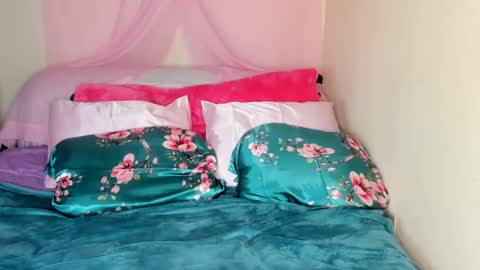 Snapshot of yasminayazzie chatting on 01-11-25, 06:45 Yasmina online show from 01-11-25, 06:45