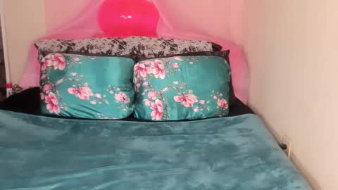 Snapshot of yasminayazzie chatting on 01-31-25, 11:24 Yasmina online show from 01-31-25, 11:24