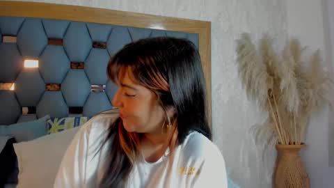 Snapshot of yayi_derek chatting on 10-17-25, 11:35 yayi derek online show from 10-17-25, 11:35