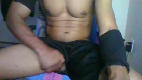 Snapshot of yellaboy31 chatting on 10-22-25, 12:33 yellaboy31 online show from 10-22-25, 12:33